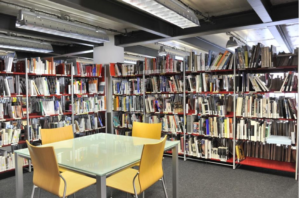 Une bibliothèque moderne bien équipées